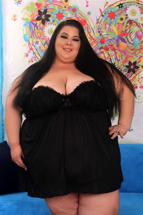SSBBW Lola Lovebug wobbles her bodacious curves for your cum tributes